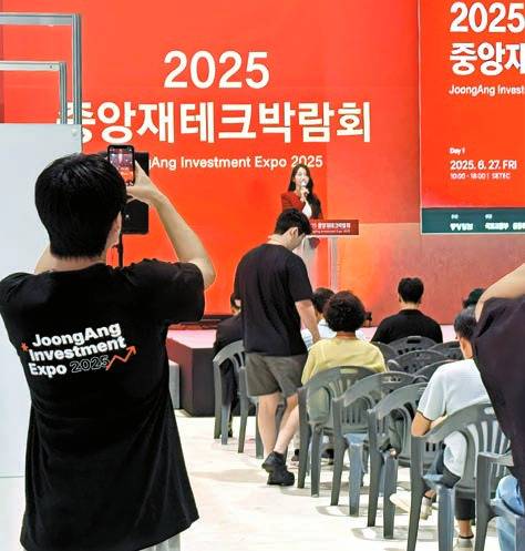 대학생 서포터즈가 박람회 현장에서 활동을 하고 있다. [중앙포토]