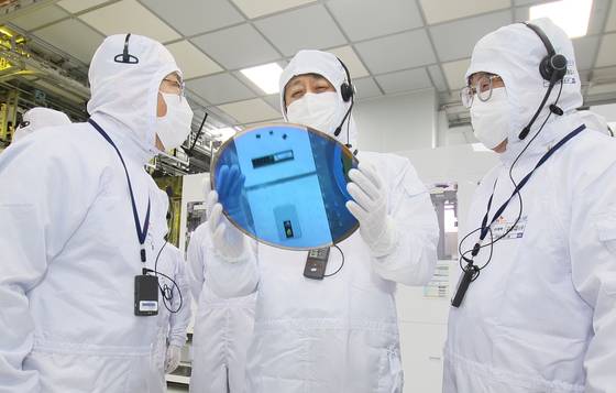 안덕근 산업통상자원부 장관이 지난해 1월 11일 경기 이천시 SK하이닉스 이천사업장을 방문해 EUV 등 반도체 생산라인 현장을 둘러보고 있다. 산업통상자원부 제공