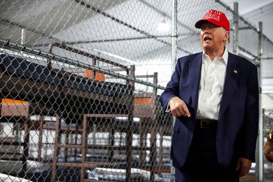 도널드 트럼프 미국 대통령이 1일(현지시간) 미국 플로리다주에 있는 '악어 앨커트래즈'로 알려진 임시 이민자 구치소를 시찰했다. 로이터=연합뉴스