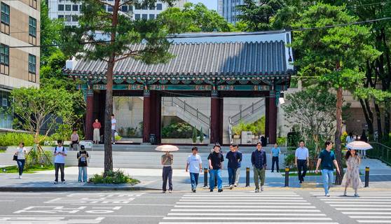 펜스와 담장을 없애고 24시간 개방하는 환구단 정문의 모습. 사진 서울시