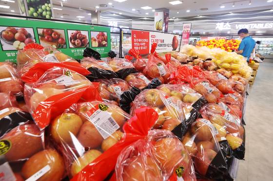 서울의 한 대형마트에 진열된 사과 등 과일. 연합뉴스