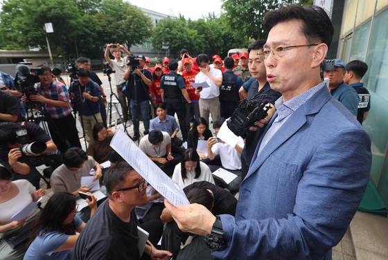 임성근 전 해병대 1사단장이 2일 서울 서초구에 마련된 순직해병 특검 사무실로 출석하기 전 기자회견을 하고 있다. 연합뉴스