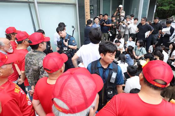 채수근 해병 순직 사건 관련 구명 로비 의혹을 받는 임성근 전 해병대 1사단장이 2일 오후 서울 서초구 서초중앙로 순직해병 특별검사팀으로 소환 조사에 출석하며 입장을 밝히고 있다. 뉴스1