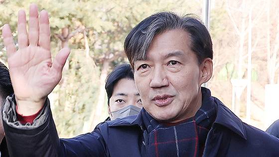 자녀 입시 비리와 청와대 감찰 무마 등 혐의로 기소돼 징역 2년 형이 확정된 조국혁신당 조국 전 대표가 지난해 12월 16일 경기도 의왕 서울구치소 앞에서 지지자들을 향해 손을 흔들고 있다. 연합뉴스