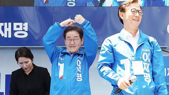 이재명 대통령이 대선 후보 시절인 지난 5월 14일 부산시 부산진구 서면 젊음의거리에서 열린 부산유세에서 해양수산부 부산 이전 등을 약속한 뒤 손가락을 걸어 보이고 있다. 김성룡 기자