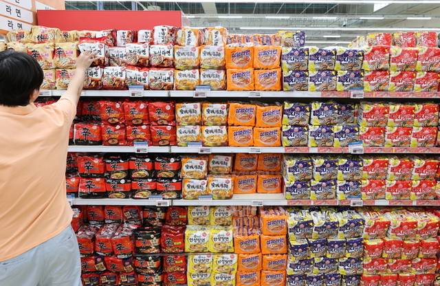▲ 서울의 한 대형마트에 진열된 라면. 연합뉴스 자료사진