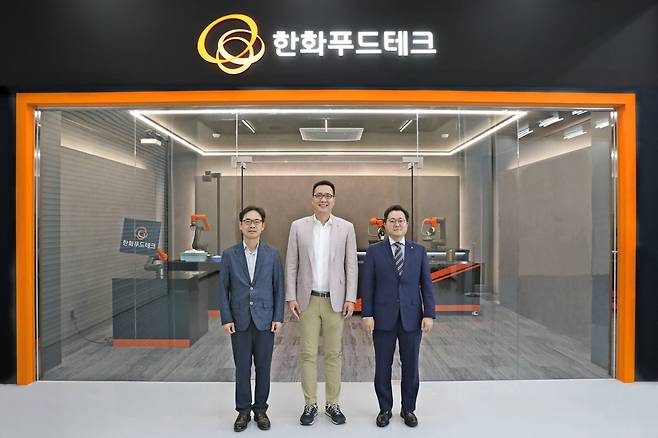 지난해 문을 연 한화푸드테크 R&D센터. 왼쪽부터 서종휘 한화로보틱스 대표, 김동선 한화호텔앤드리조트 부사장, 이종승 한화푸드테크 대표. 한화 제공