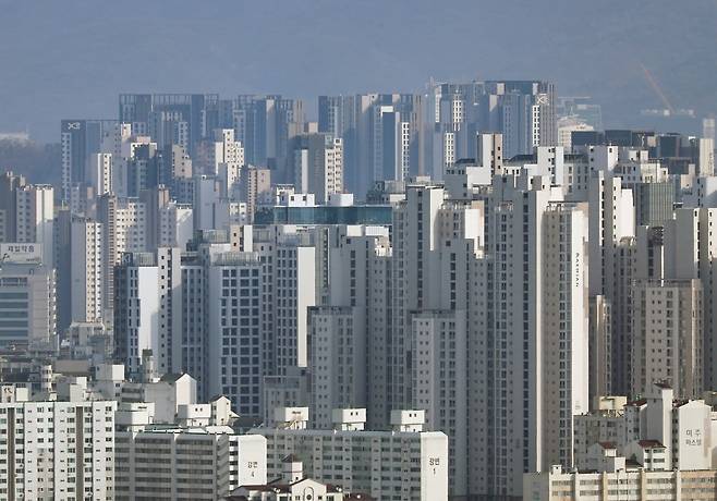 서울 한강 인근에서 바라본 시내 아파트 모습. 사진=연합뉴스