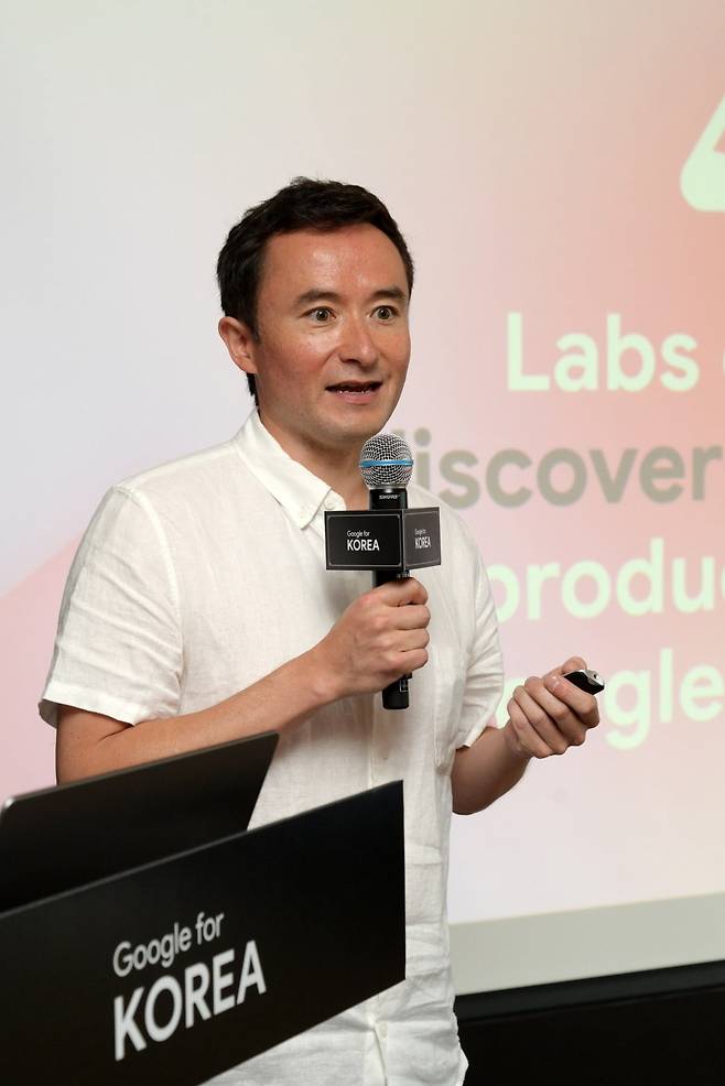 2일 서울 강남에서 열린 '구글 포 코리아 2025' 행사에서 사이먼 토쿠미네 구글 랩스 디렉터가 발표하고 있다./사진=구글코리아 제공