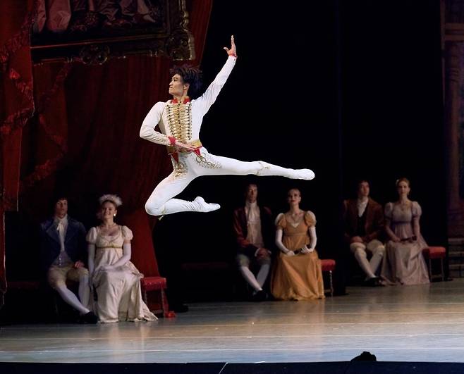 발레리노 김기민이 <파키타>에서 완벽한 도약을 보여주고 있다. ⓒAlexander Neff
