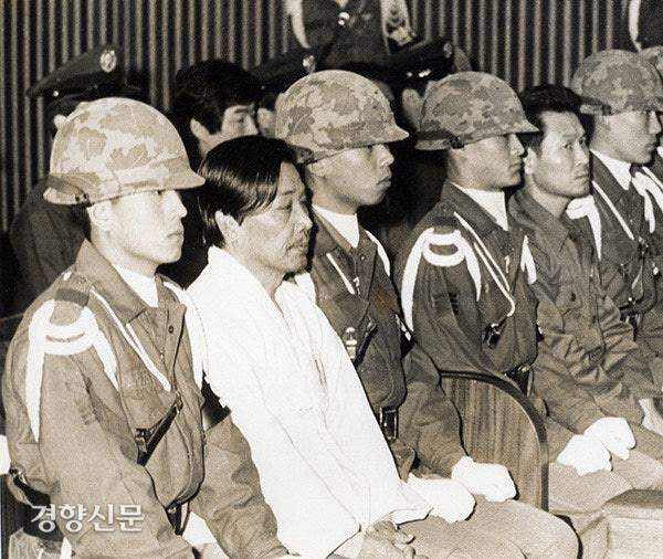 1979년 12월20일 1심 선고 공판에서 김재규 전 중앙정부장이 재판장의 지시로 착석해 있다. 경향신문 자료사진