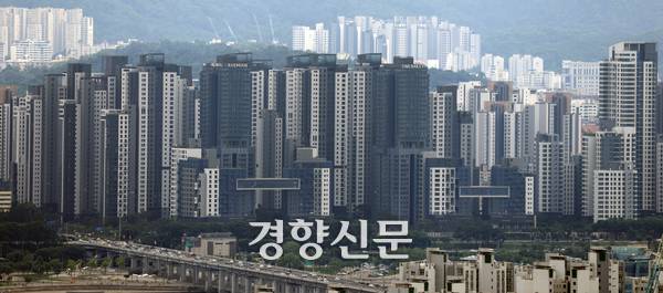 지난달 29일 서울 남산 간이전망대에서 바라 본 강남 일대의 고급 아파트 단지. 서성일 선임기자