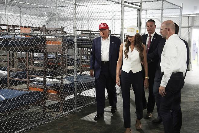 1일(현지시간) 미국 플로리다주 오초피에 위치한 신규 이민자 구금시설 ‘앨리게이터 알카트라즈’를 도널드 트럼프 대통령, 론 디산티스 플로리다 주지사, 크리스티 노엄 국토안보부 장관 등 관계자들이 둘러보고 있다. AP연합뉴스