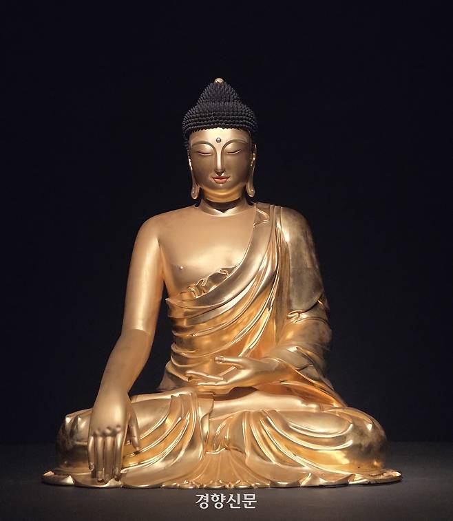 국립중앙박물관 특별전 ‘새 나라 새 미술 : 조선 전기 미술 대전’에 전시된 보물 조계사 목조여래좌상. 윤승민 기자