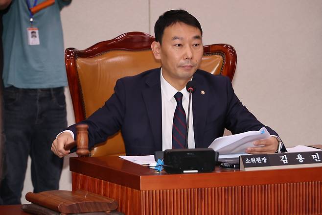 더불어민주당 소속의 김용민 국회 법제사법위원회 법안심사제1소위원장이 2일 상법 일부개정법률안 등 안건을 심사하기 위한 소위 회의를 개의하며 의사봉을 두드리고 있다. 연합뉴스