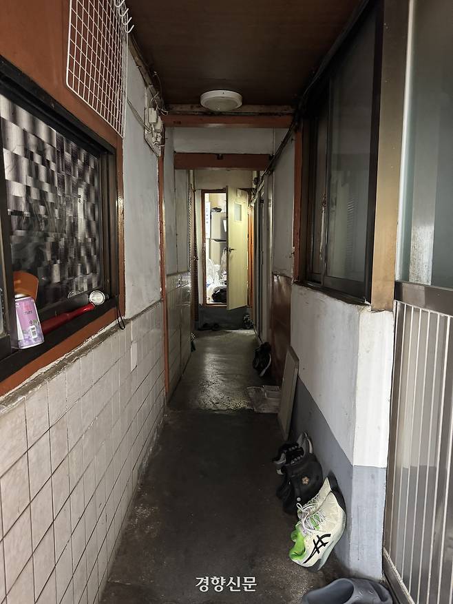 쪽방주민 이윤덕씨가 살고 있는 대구 중구 한 쪽방 복도의 모습. 전기 용량 등의 문제로 이 곳에 머무는 쪽방 주민 5명 중 3명의 방에만 에어컨이 설치돼 있다. 백경열 기자
