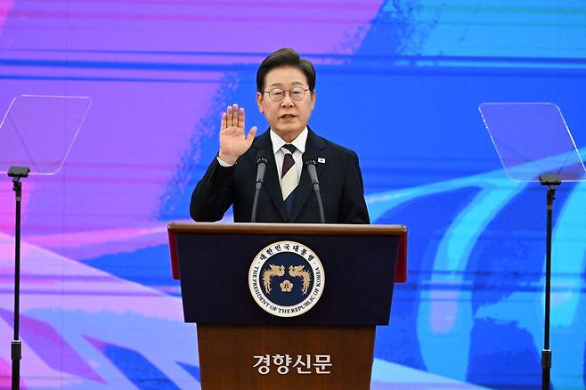 이재명 대통령이 지난달 4일 오전 국회 로텐더홀에서 열린 제21대 대한민국 대통령 취임 선서를 하고 있다. 박민규 선임기자