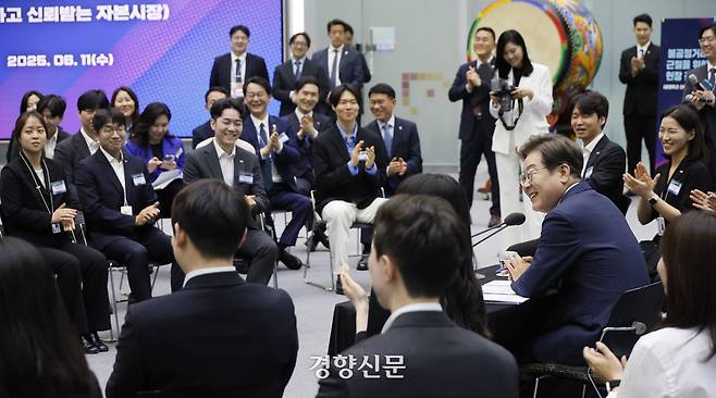 이재명 대통령이 지난달 11일 서울 영등포구 여의도 한국거래소(KRX) 통합관제센터에서 열린 불공정거래 근절을 위한 시장감시본부 실무 직원들과의 현장 간담회에서 모두 발언을 하고 있다. 김창길 기자