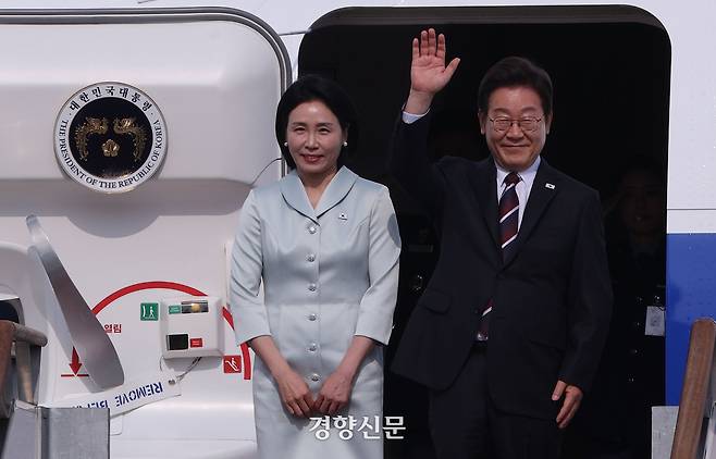 이재명 대통령과 부인 김혜경 여사가 캐나다 앨버타주 카나나스키스에서 열리는 주요 7개국(G7) 정상회의 참석을 위해  지난달16일 경기 성남시 서울공항에서 공군 1호기에 탑승 전 인사하고 있다. 김창길 기자