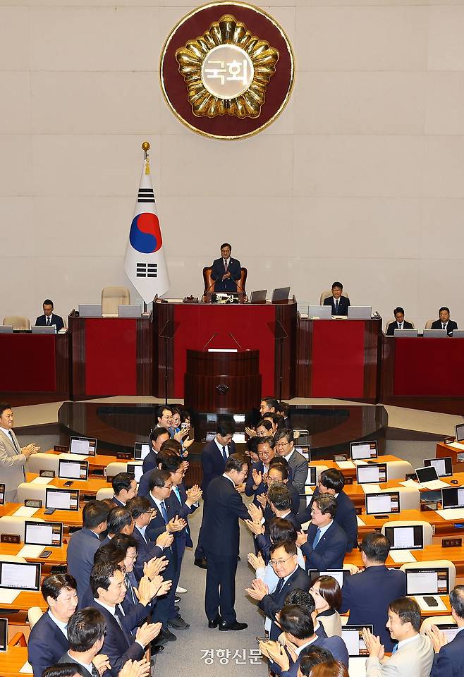 이재명 대통령이 지난달 26일 취임 후 첫 추가경정예산(추경) 시정연설을 위해 국회 본회의장으로 입장하면서 의원들과 악수를 하고 있다. 김창길 기자