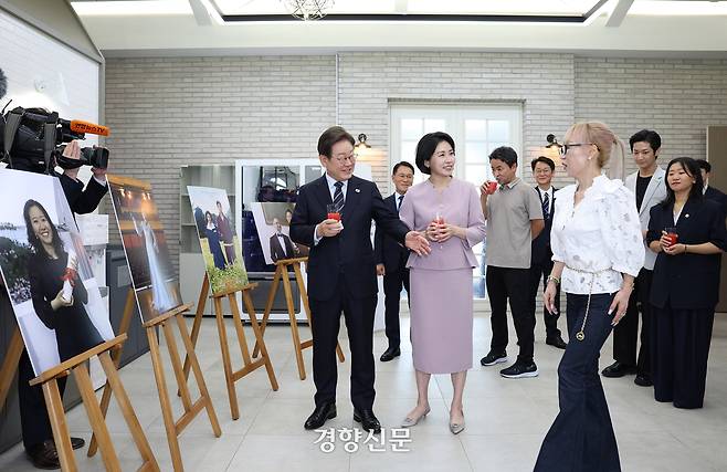 이재명 대통령과 김혜경 여사가 30일 서울 용산구 대통령실 파인그라스에서 열린 문화예술계 수상자 간담회 ‘문화강국의 꿈, 세계로 나아가는 대한민국’ 행사에서 프랑스 문화예술공로훈장 ‘코망되르’를 수훈한 조수미 성악가의 설명을 듣고 있다. 김창길 기자