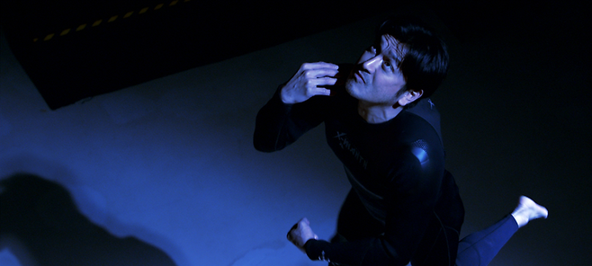 영화 <바다호랑이> 스틸컷. 고 김관홍 민간잠수사를 모티브로 한 인물 나경수(이지훈)가 전남 진도군 맹골수도에서 침몰한 세월호 선체 안을 수색하고 있다. 수중 촬영 없이 실내를 비추는 파란 조명과 배우 이지훈의 연기로 물 속을 표현했다. 영화로운형제 제공