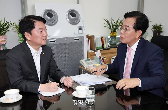 송언석 국민의힘 비상대책위원장 겸 원내대표(오른쪽)과 당 혁신위원장에 내정된 안철수 의원이 2일 국회 국민의힘 원내대표실에서 만나 대화하고 있다. 박민규 선임기자