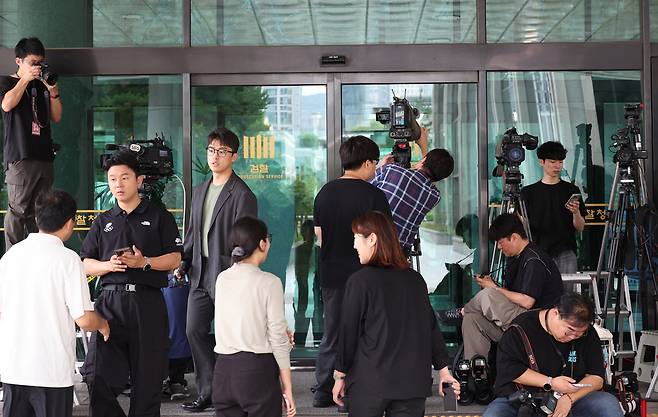 조은석 내란 특별검사팀이 전직 대통령 윤석열에게 2차 조사를 위해 출석하라고 지정한 지난 1일 오전 서울 서초구 서울고검 청사 앞에 취재진이 대기하고 있다. 연합뉴스