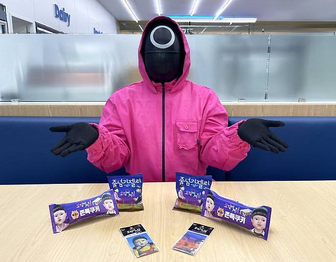 <오징어 게임> 캐릭터인 핑크솔저가 GS25와의 협업 제품을 선보이고 있다. GS25 제공