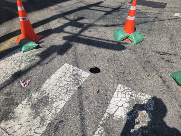 지난 1일 오후 부산 금정구에 발생한 소형 땅꺼짐 현상. 부산 금정구 제공