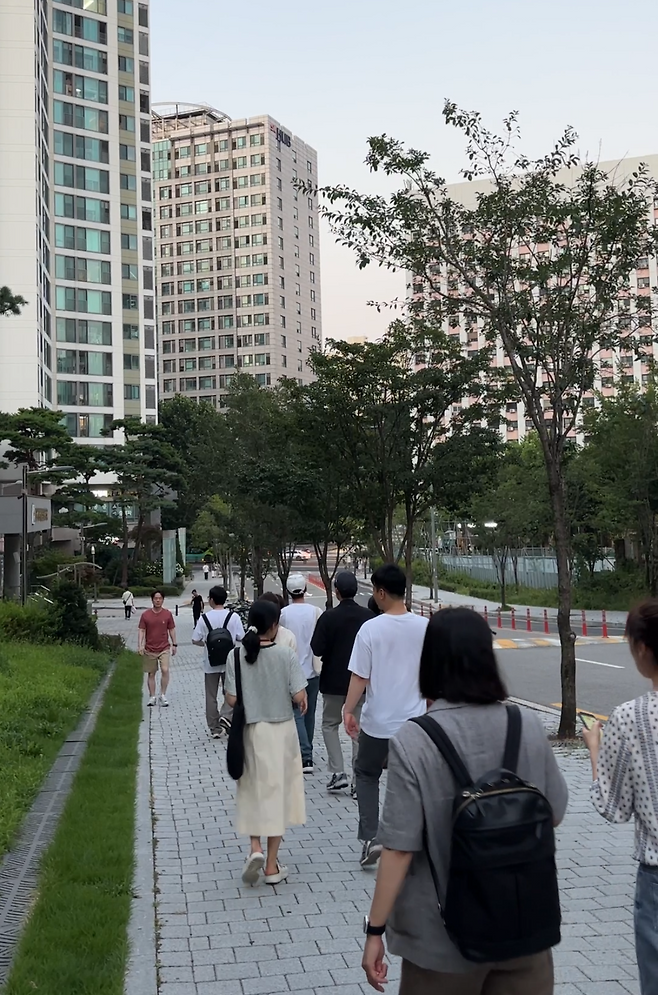 "Imjang" class participants, led by Instagram influencer Aptrashu, walk together to inspect properties in Ahyeon-dong, Mapo-gu, Seoul. (Aptrashu)