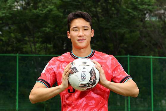 Pohang Steelers’ Lee Tae-seok during an interview with the JoongAng Ilbo at Jung Dae Bu High School in Gangnam District, southern Seoul, on June 30. [KIM JONG-HO]