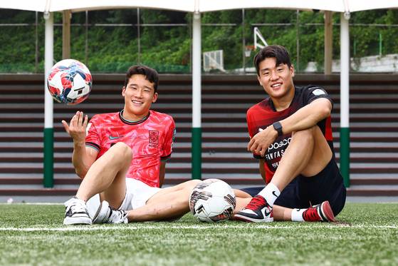 Pohang Steelers’ Lee Tae-seok, left, and Lee Ho-jae during an interview with the JoongAng Ilbo at Jung Dae Bu High School in Gangnam District, southern Seoul, on June 30. [KIM JONG-HO]