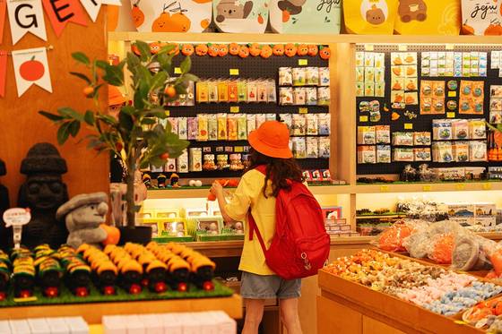 A picture of a tourist in downtown Jeju City [JEJU TOURISM ORGANIZATION]