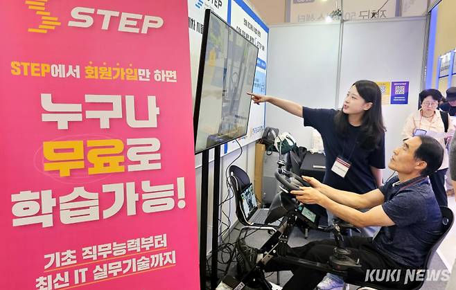 서울시 주최로 2일까지 열리는 이번 행사는 변화하는 고용 환경에 맞춰 디지털 기반 행사로 전면 재정비됐다. 전 과정에 QR 기반 체크인, 인공지능(AI) 영상면접, 모바일 헬퍼, 키오스크 정보검색 시스템 등 최신 기술을 도입해 중장년층도 디지털 환경에서 능동적으로 구직활동에 참여할 수 있도록 지원한다.