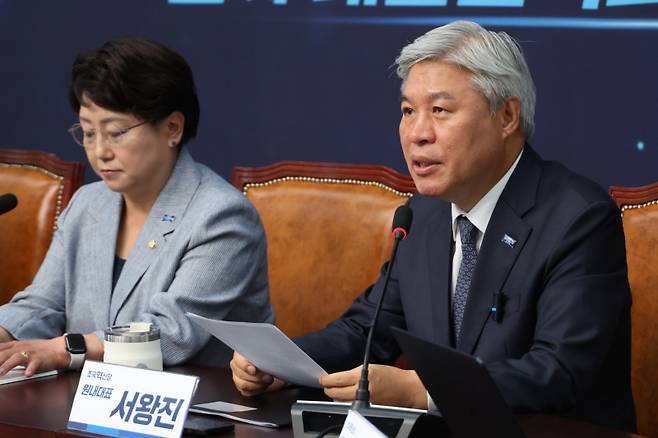 서왕진 조국혁신당 원내대표가 12일 서울 여의도 국회에서 열린 최고위원회의에서 발언하고 있다. 연합뉴스