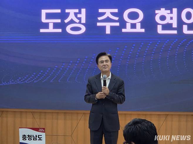 김태흠 충남지사가 2일 도청 대회의실에서 가진 ‘제8기 충청남도 정책자문위원회 2025년도 정기회의’에서 자문위원 질의를 경청하고 있다. 사진=홍석원 기자