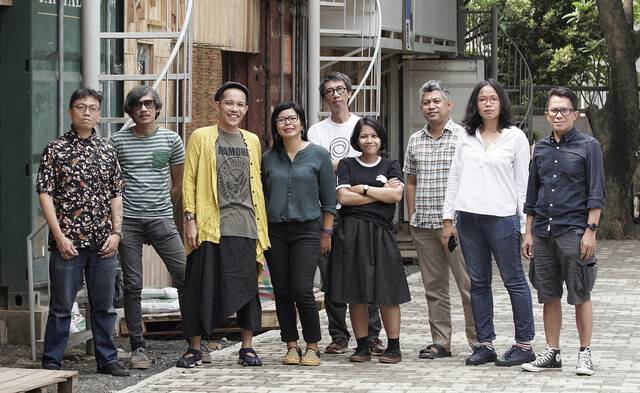 인도네시아 자카르타를 기반으로 활동하는 예술 단체 루앙루파(Ruangrupa). 아시아인으로, 큐레이터가 아닌 작가 그룹 최초로 2022년 독일 카셀에서 열린 ‘도큐멘타 15’의 예술감독으로 선정돼 주목받았다. 사진은 2019년 감독 선정 발표 직후 자카르타포스트의 기획 기사에 실린 루앙루파 멤버들의 모습. 자카르타포스트 제공