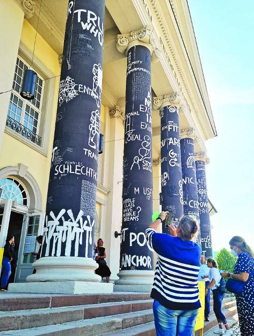 2022년 독일 카셀에서 열린 ‘도큐멘타 15’ 주 전시장인 프리데리치아눔 미술관 앞 정면 기둥이 낙서 같은 문자와 형상의 드로잉으로 채워져 있다. 국민일보DB