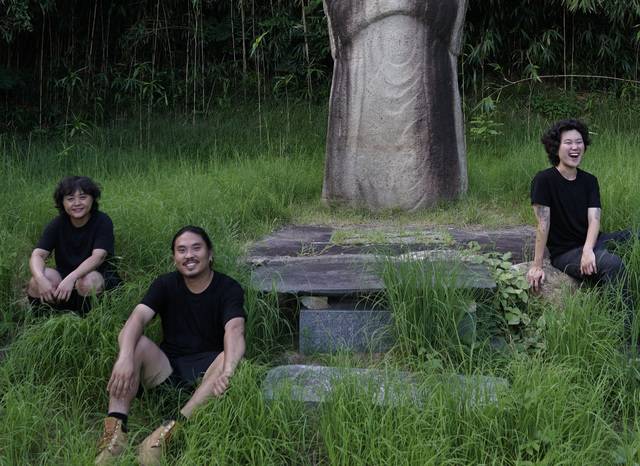 한국의 새로운 작가상을 보여주는 이끼바위쿠르르 멤버들의 모습. 왼쪽부터 조지은 김중원 고결씨. 작가 제공