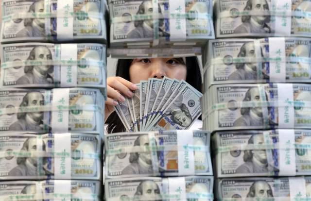1일 서울 중구 하나은행 위변조센터에서 직원이 미국 달러를 정리하는 모습. 연합뉴스