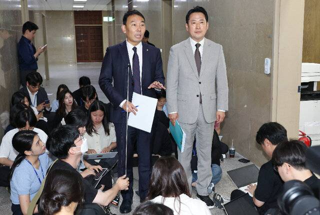 국회 법제사법위원회 여야 간사인 더불어민주당 김용민(왼쪽) 의원과 국민의힘 장동혁 의원이 2일 국회에서 상법 개정안 처리와 관련한 합의 사항을 설명하고 있다. 여야는 기업 감사위원 선출 시 최대 주주 의결권을 3%로 제한하는 일명 ‘3%룰’을 포함한 개정안을 3일 본회의에서 처리키로 했다. 연합뉴스