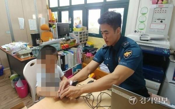 기사의 이해를 돕기 위한 자료 사진으로 직접적 연관은 없습니다. 사진은 한 어린이가 경찰서를 방문해 지문등록을 하고 있는 모습. 경기일보DB