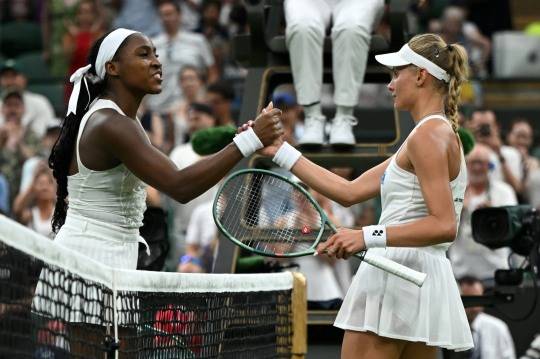 악수하는 고프와 야스트렘스카. 사진[EPA=연합뉴스]