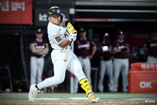 공을 찢을 기세로 방망이를 휘두르는 kt 안현민. 사진[연합뉴스]