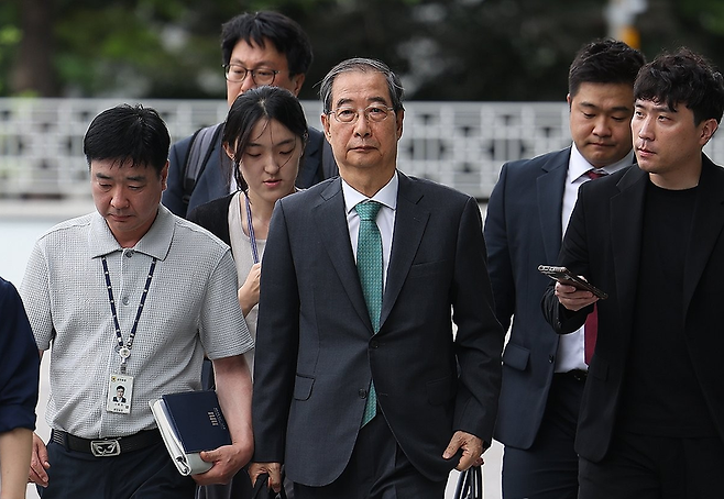 한덕수 전 국무총리가 2일 내란특검 조사를 받기 위해 서울 서초구 서울고검 청사로 향하고 있다. / 사진 = 연합뉴스