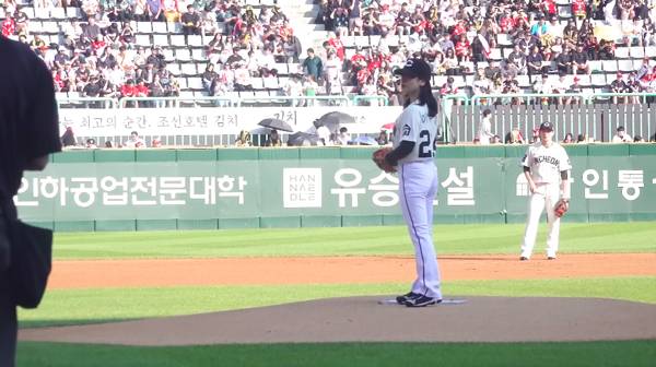 ▲ 6월22일 인천 SSG랜더스필드에서 '2025 신한 SOL Bank KBO리그' SSG 랜더스와 KIA 타이거즈의 경기가 열렸다. 이날 배우 이주영 씨가 시구자로 나서 공을 던졌다. 사진=SSG랜더스 유튜브 갈무리