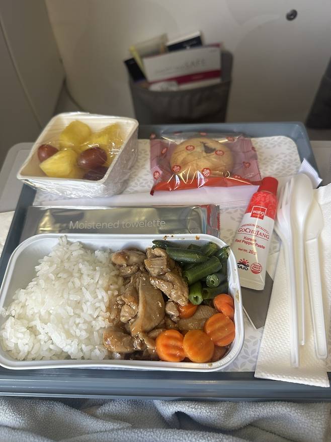 고추장이 함께 나오는 하와이안항공 호놀룰루~인천 항공편 기내식. /사진= 강예신 여행+ 기자