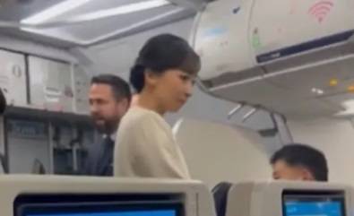 기내에 서 있는 카코 공주. [사진출처 = SCMP]