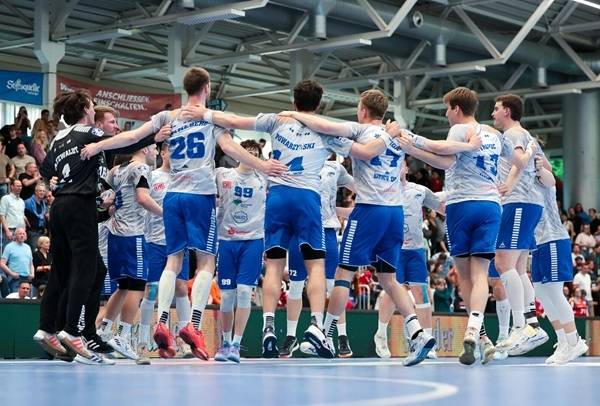 사진 2024-25시즌 독일 핸드볼 분데스리가 2부리그 29라운드 재경기에서 승리를 거두고 잔류를 확정한 데사우 선수들, 사진 출처=분데스리가